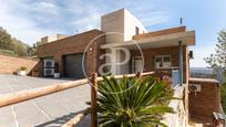 Vista exterior de Casa o xalet en venda en Matadepera amb Aire condicionat, Terrassa i Balcó