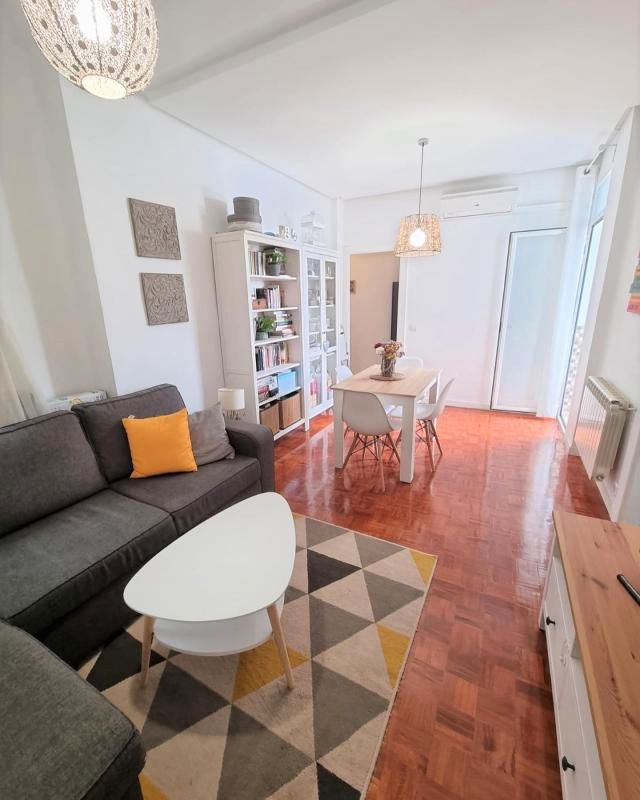 Sala d'estar de Apartament de lloguer en  Madrid Capital amb Aire condicionat, Moblat i Es permeten mascotes