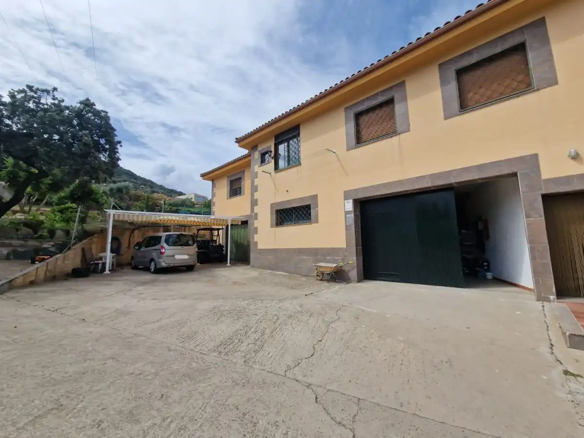 Vista exterior de Casa o xalet en venda en Plasencia amb Aire condicionat, Jardí privat i Terrassa