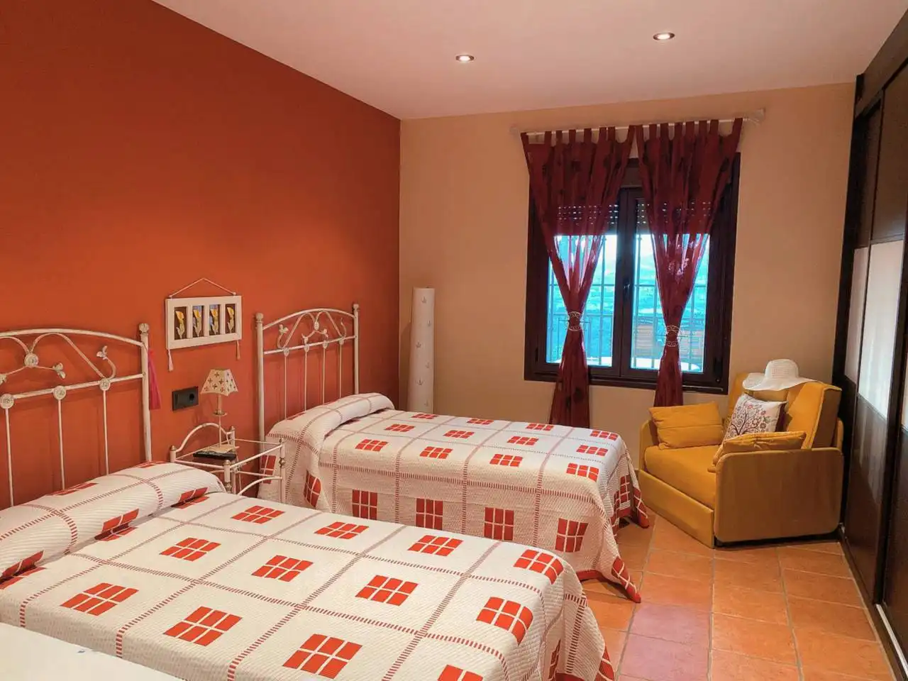 Bedroom of Houses for sale in Plasencia  with Air Conditioner, Private garden and Swimming Pool