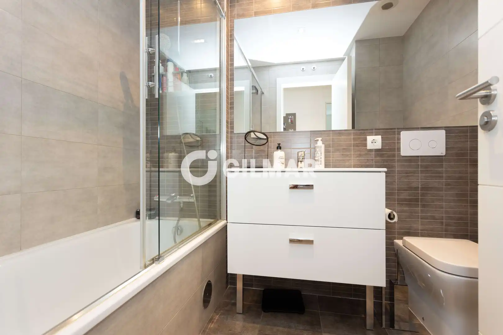 Baño de Piso en venta en Madrid con Calefacción, Trastero y Piscina