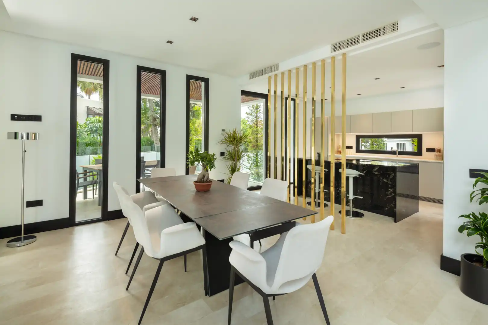 Menjador de Casa o xalet en venda en Marbella amb Aire condicionat, Jardí privat i Terrassa
