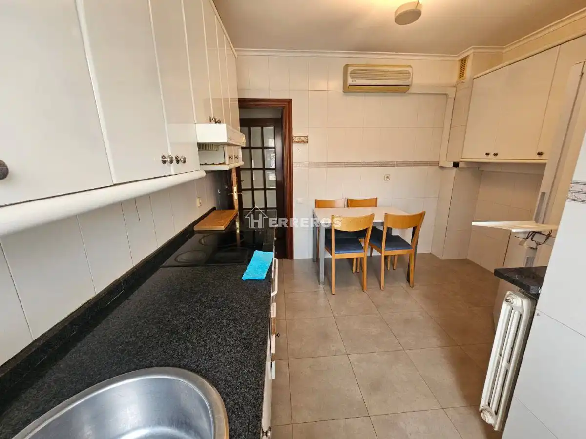 Cuina de Pis en venda en  Logroño amb Calefacció, Parquet i Terrassa