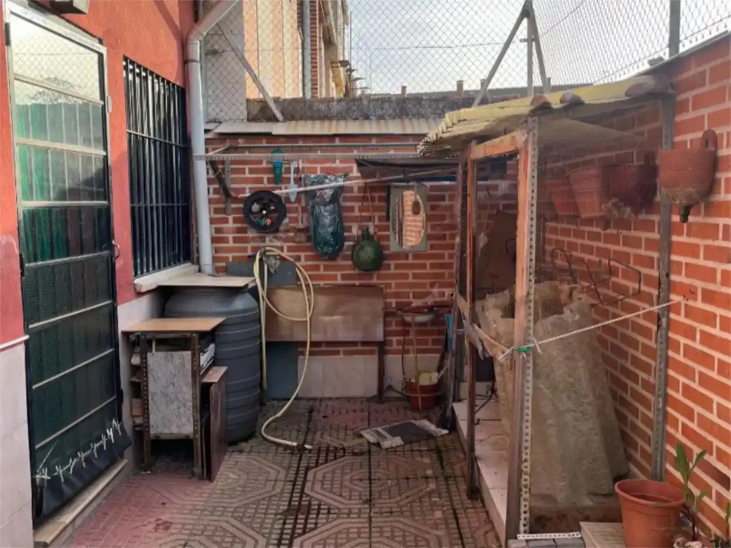 Jardí de Casa adosada en venda en Alaejos amb Parquet, Traster i Moblat