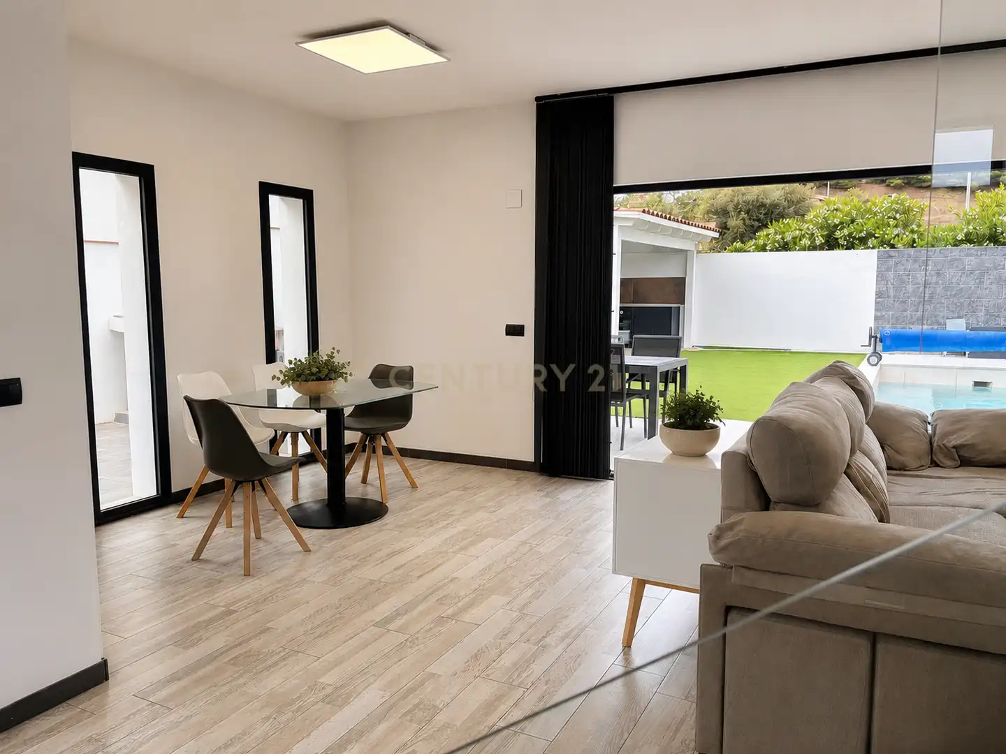 Living room of Houses for sale in Málaga  with Air Conditioner, Private garden and Storage room