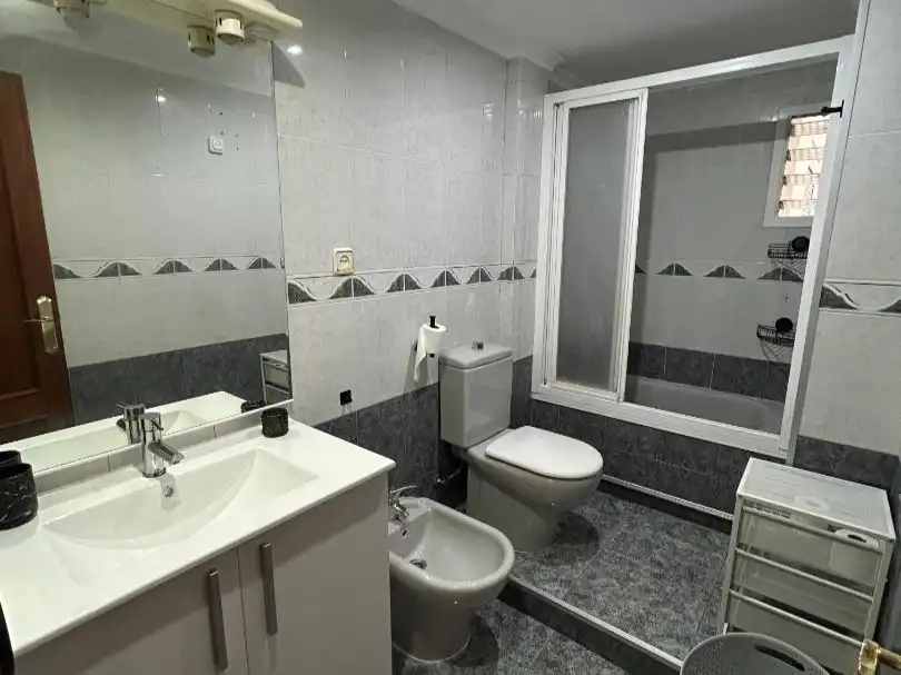Badezimmer von Wohnung zur Miete in  Valencia Capital mit Klimaanlage und Terrasse