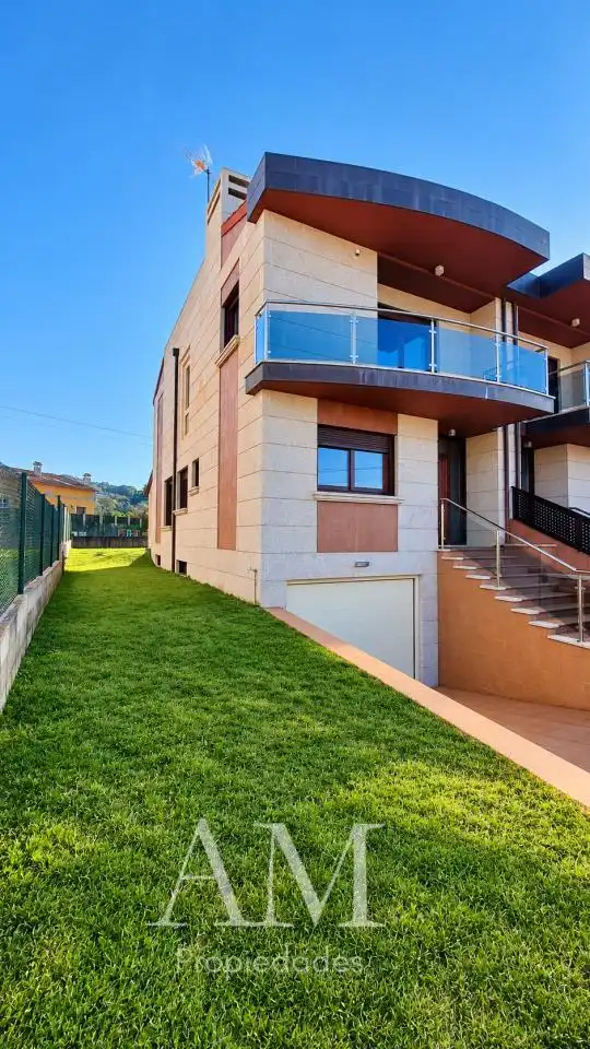 Vista exterior de Casa adosada en venda en Cangas  amb Calefacció, Jardí privat i Terrassa