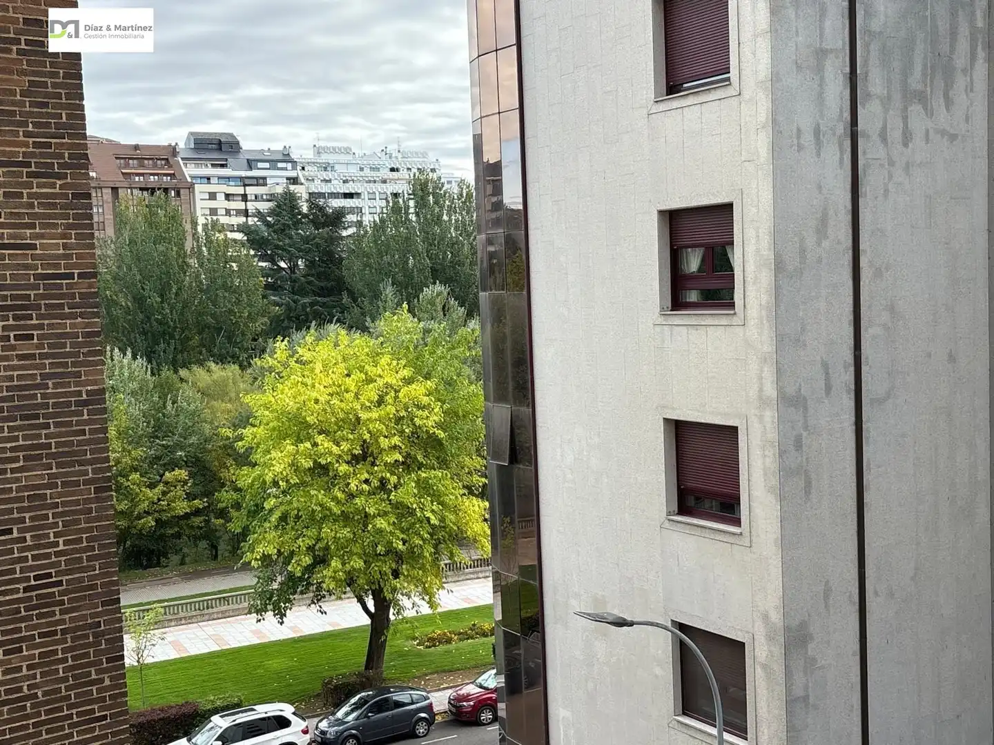 Vista exterior de Pis en venda en León Capital  amb Calefacció