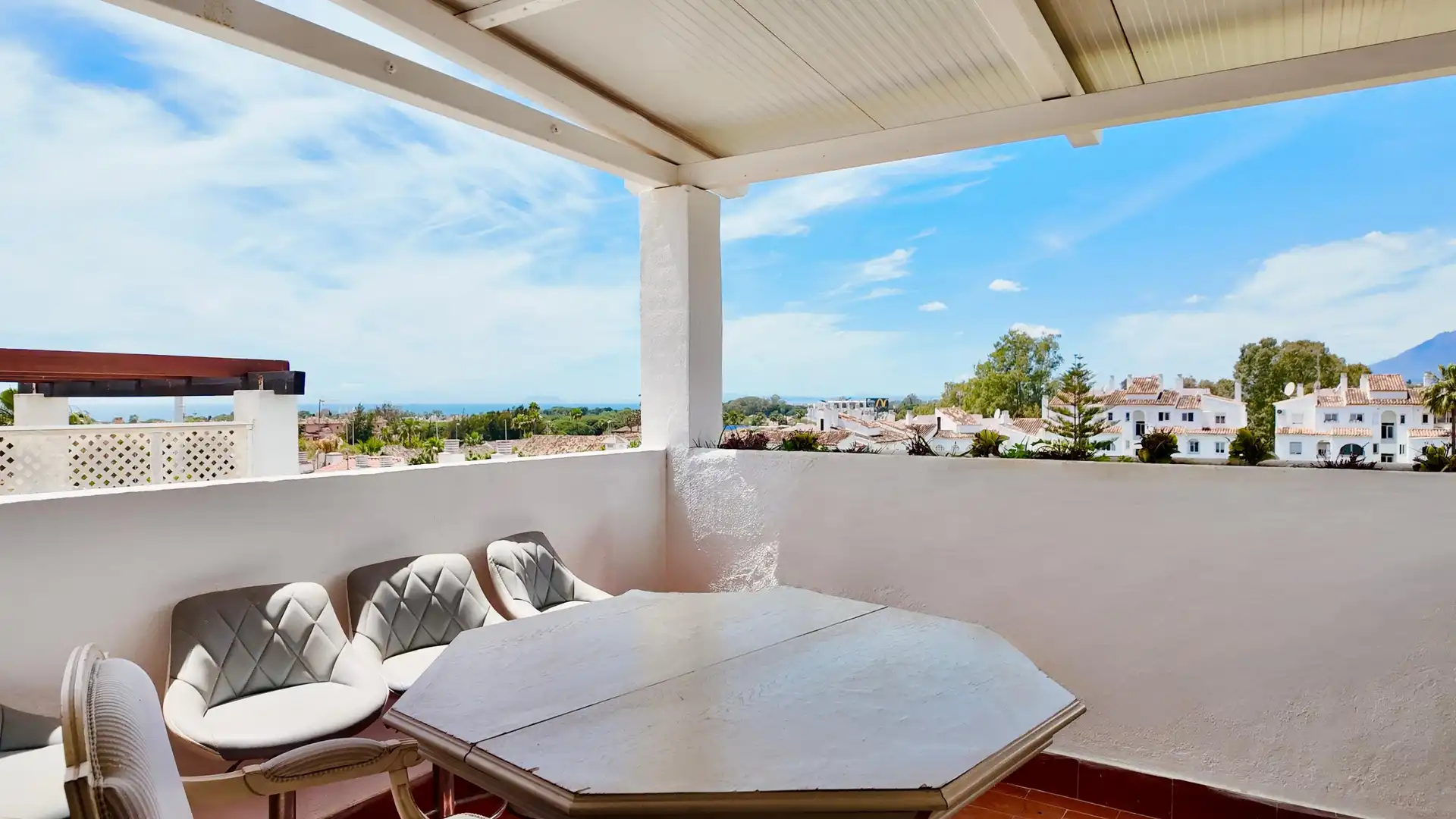 Terraza de Ático en venta en Estepona con Jardín privado y Piscina comunitaria