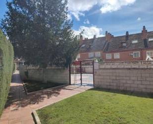 Exterior view of Single-family semi-detached for sale in Mejorada del Campo  with Air Conditioner, Heating and Private garden