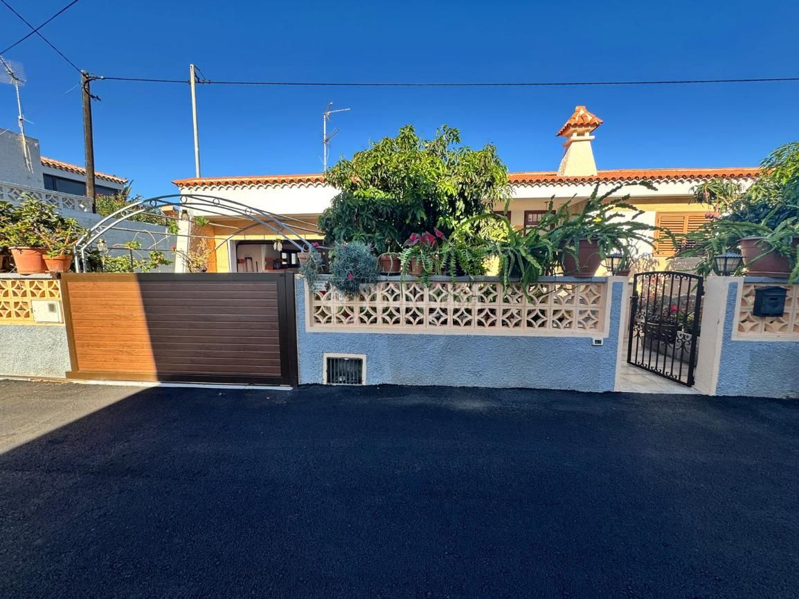 Vista exterior de Casa o xalet en venda en Candelaria amb Jardí privat, Terrassa i Balcó