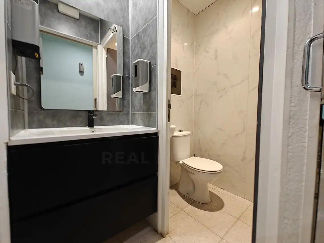 Badezimmer von Geschaftsraum zur Miete in Barcelona