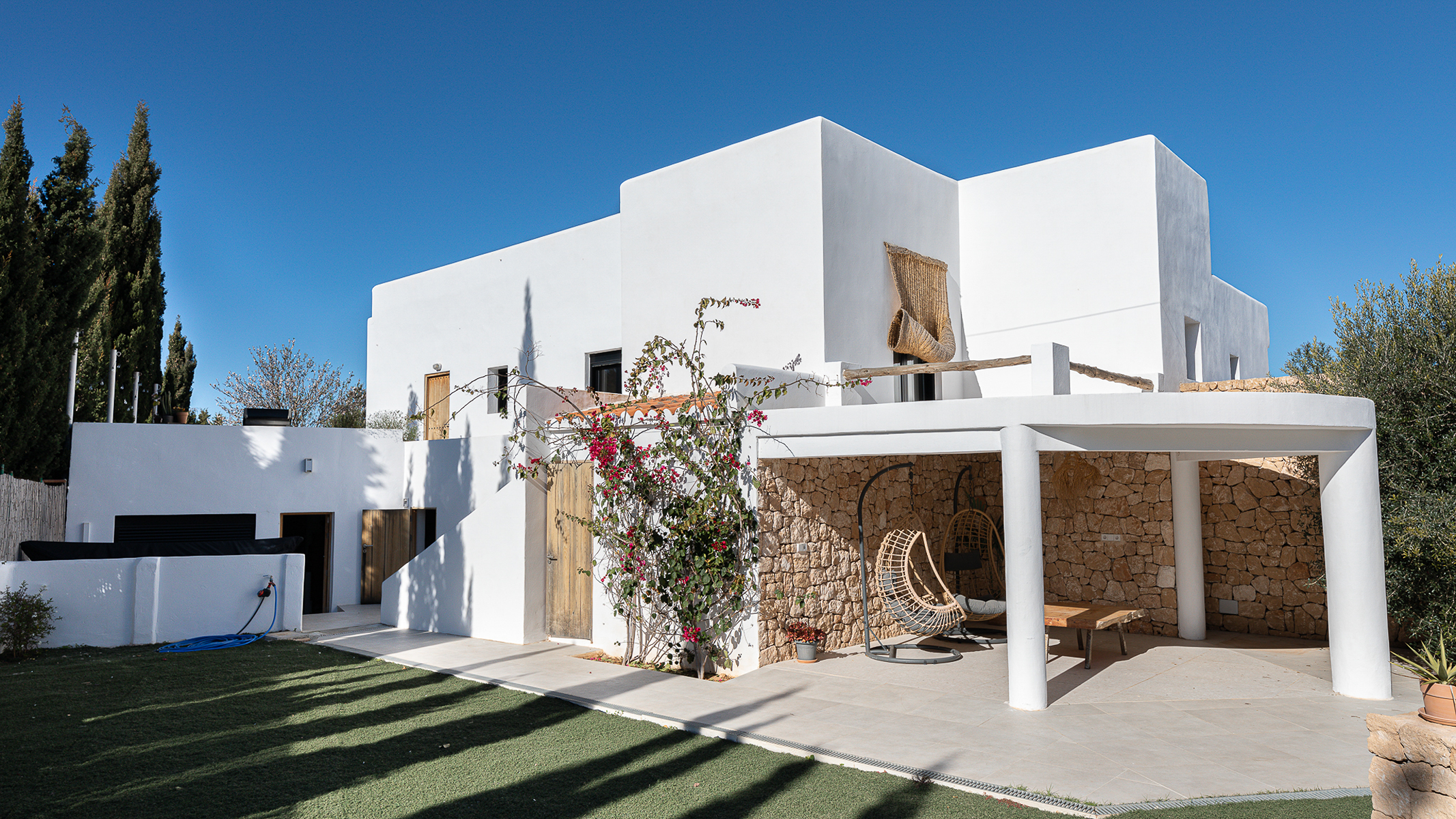 Vista exterior de Casa o xalet en venda en Sant Josep de sa Talaia amb Aire condicionat, Jardí privat i Terrassa
