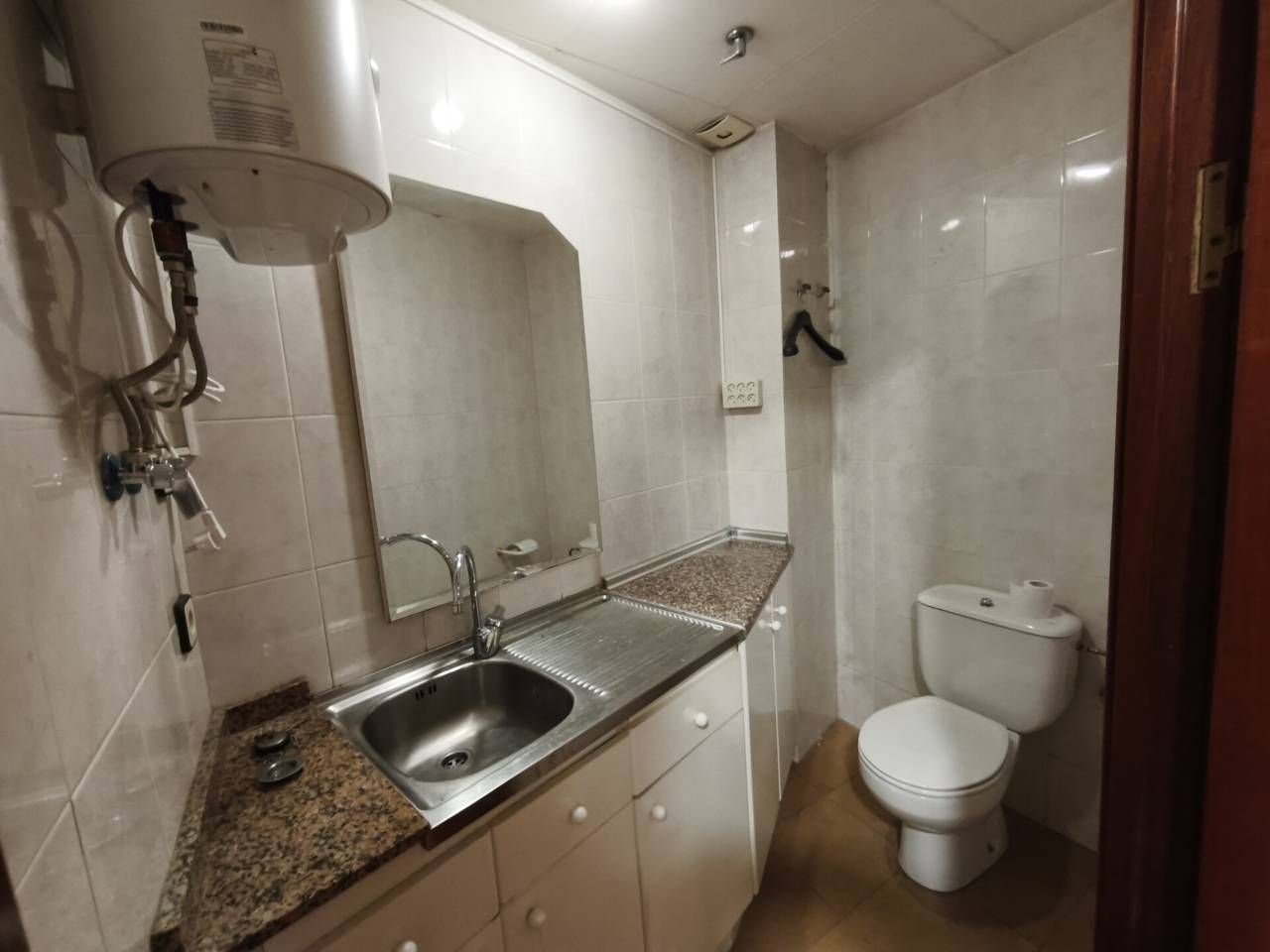Bathroom of Premises to rent in Santa Coloma de Gramenet  with Air Conditioner