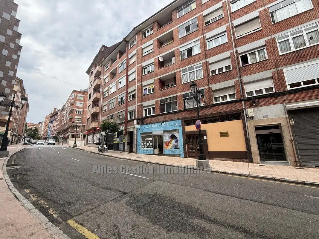 Piso con ascensor en venta en Lorenzo Abruñedo 12