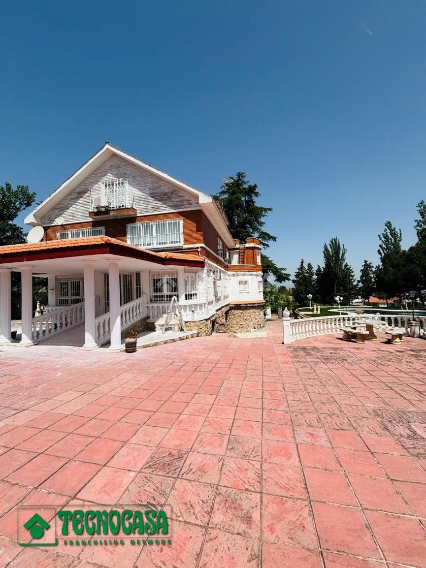 Exterior view of House or chalet for sale in Casarrubios del Monte