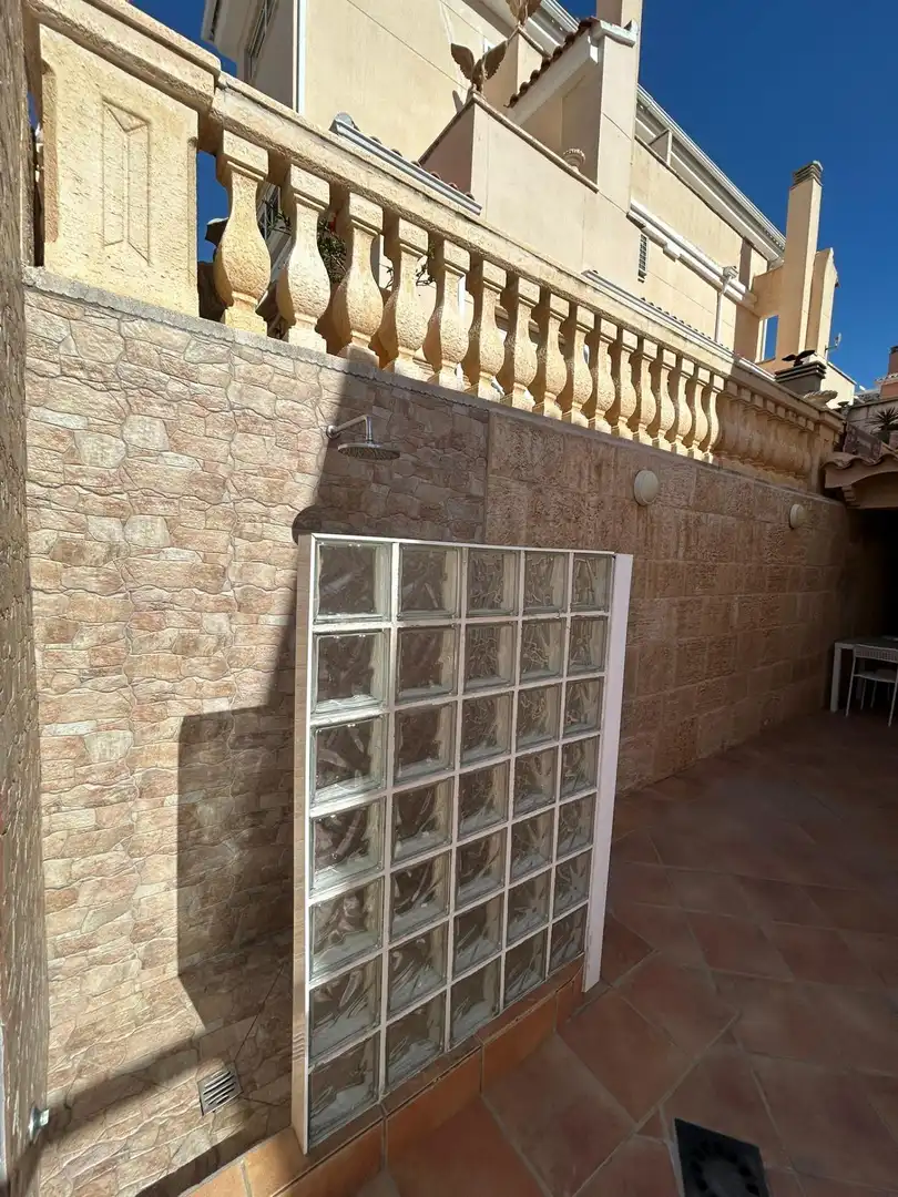 Außenansicht von Einfamilien-Reihenhaus zum Verkauf in Cullera mit Klimaanlage, Terrasse und Möbliert