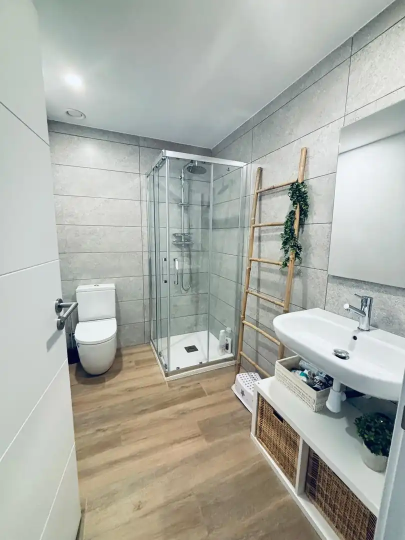 Baño de Casa adosada en venta en Castellet i la Gornal con Aire acondicionado, Calefacción y Piscina