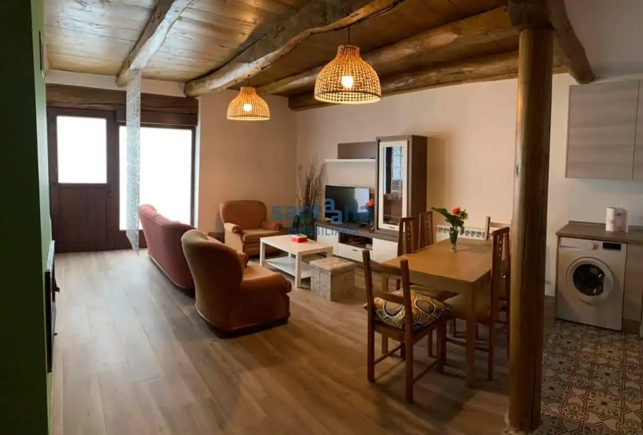 Sala de estar de Finca rústica de alquiler en Villaturiel con Calefacción, Jardín privado y Terraza