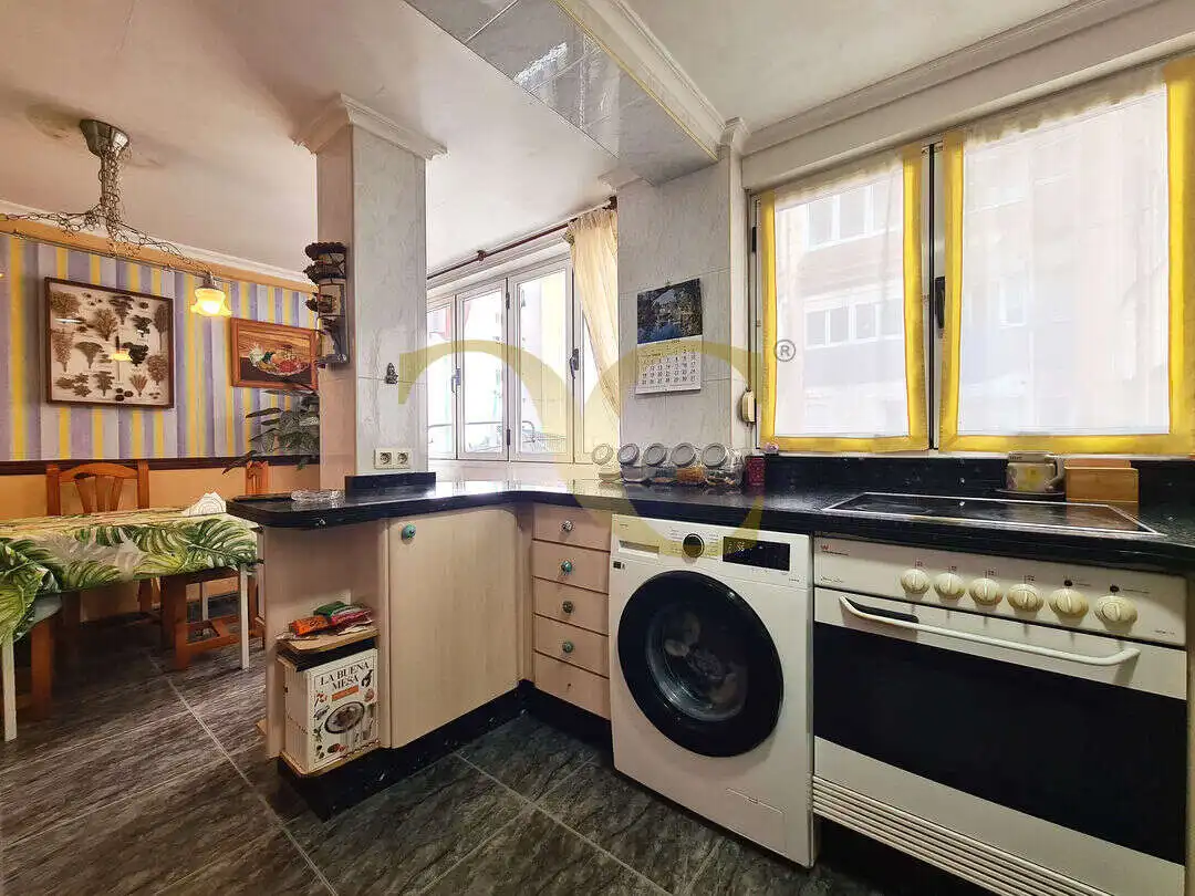 Cocina de Piso en venta en Gijón  con Calefacción, Jardín privado y Trastero
