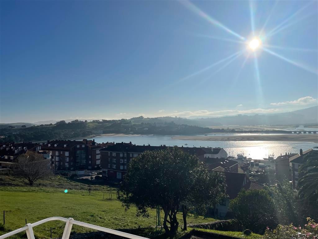 Vista exterior de Casa o xalet en venda en San Vicente de la Barquera amb Calefacció, Jardí privat i Parquet