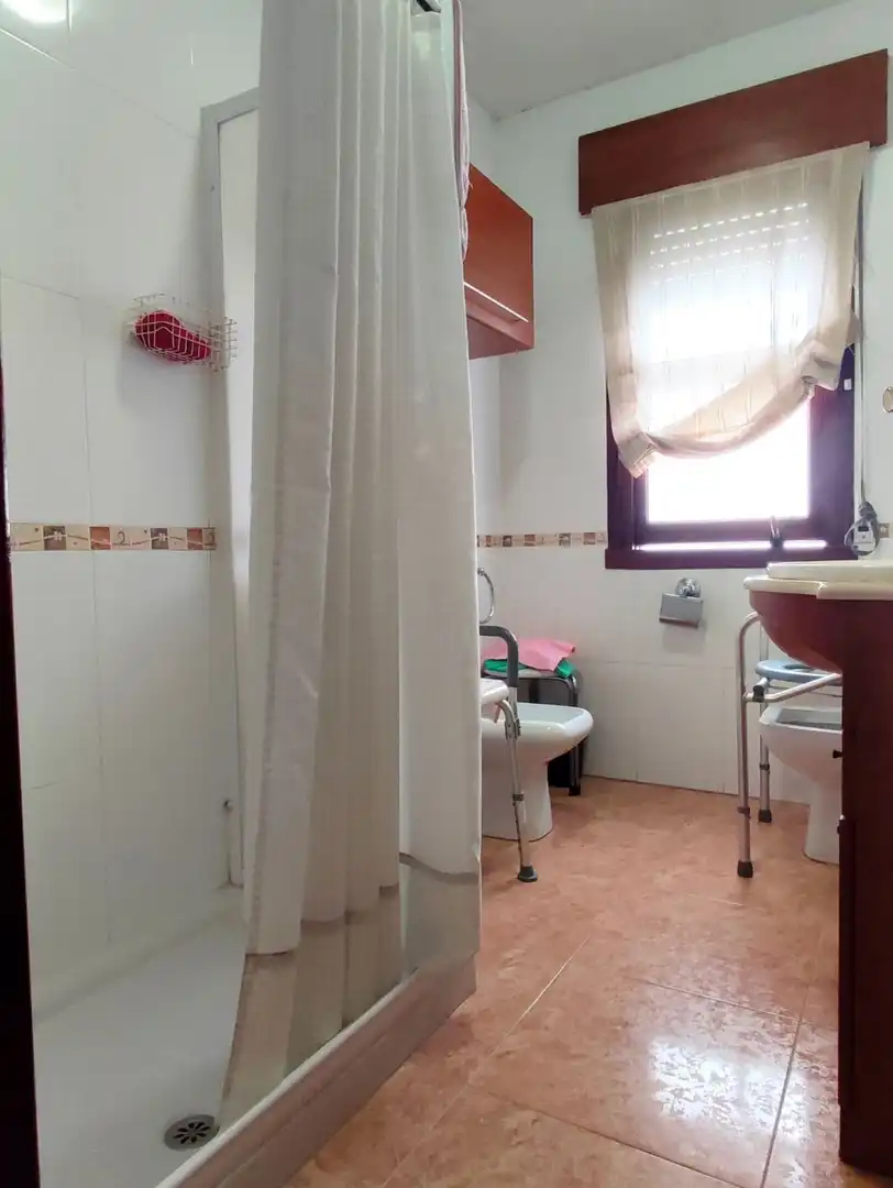 Bany de Casa o xalet en venda en Carral amb Jardí privat, Terrassa i Moblat