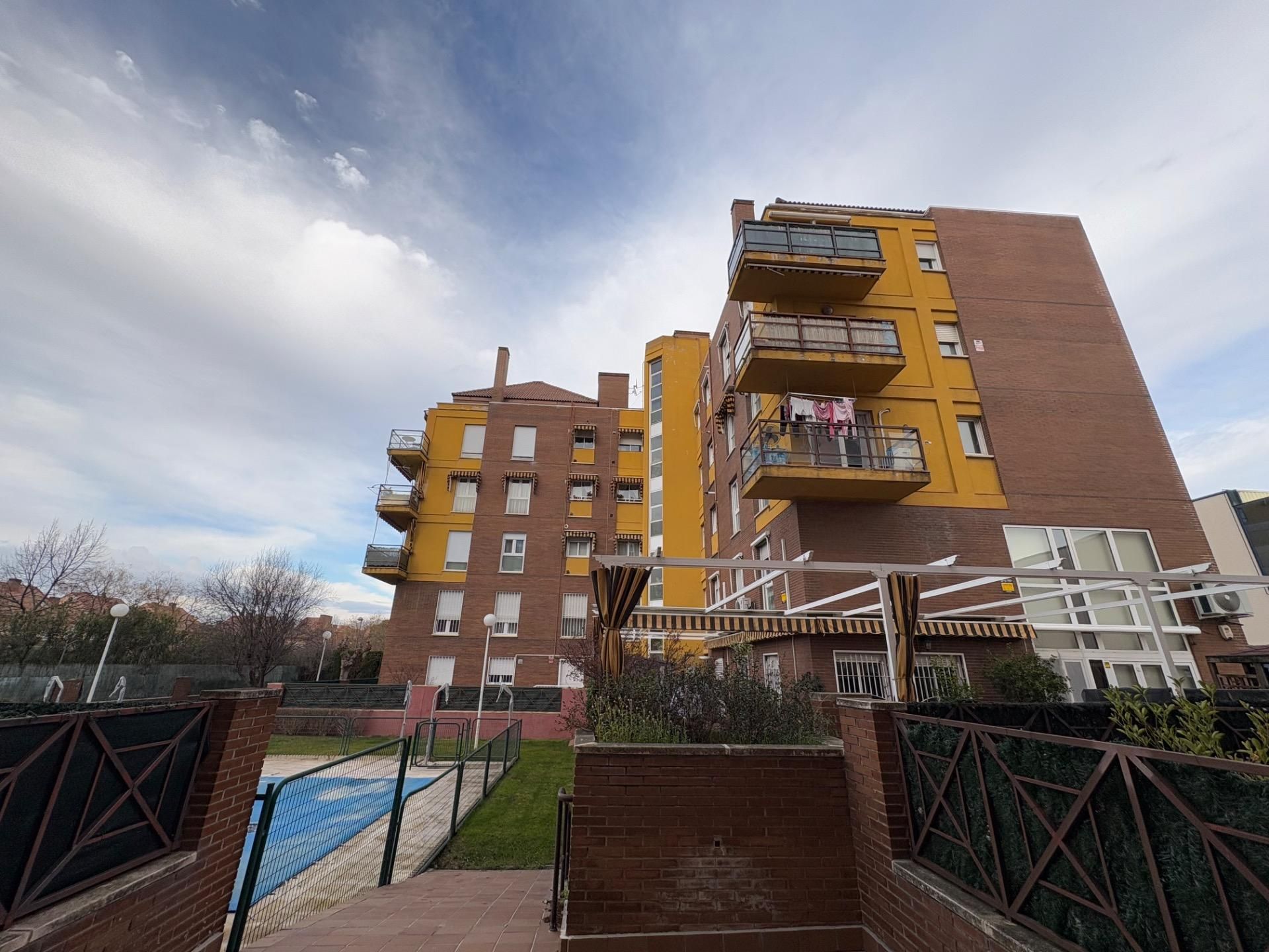Exterior view of Duplex for sale in Getafe  with Heating, Private garden and Terrace