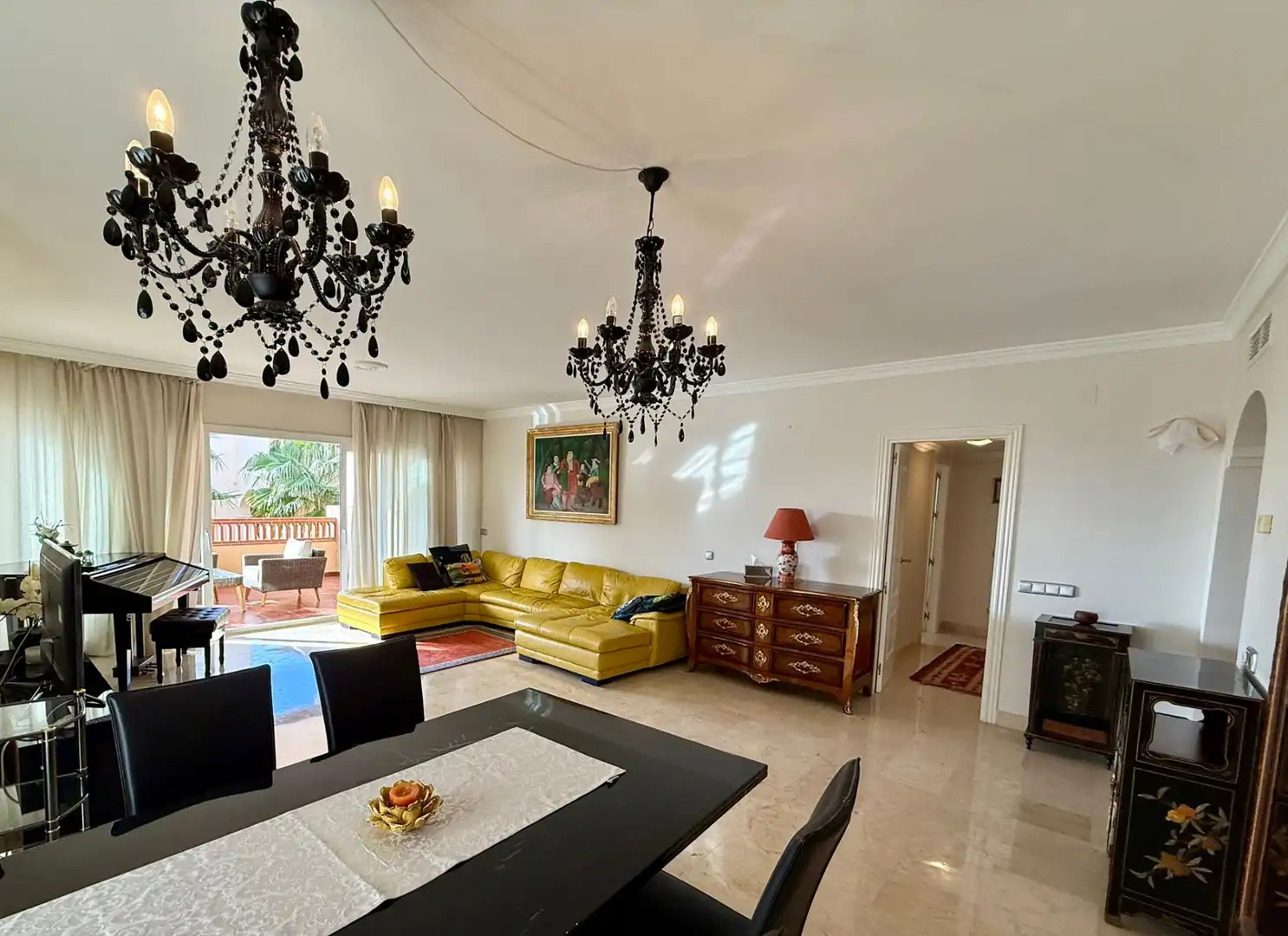 Sala d'estar de Apartament de lloguer en Estepona amb Aire condicionat, Terrassa i Piscina