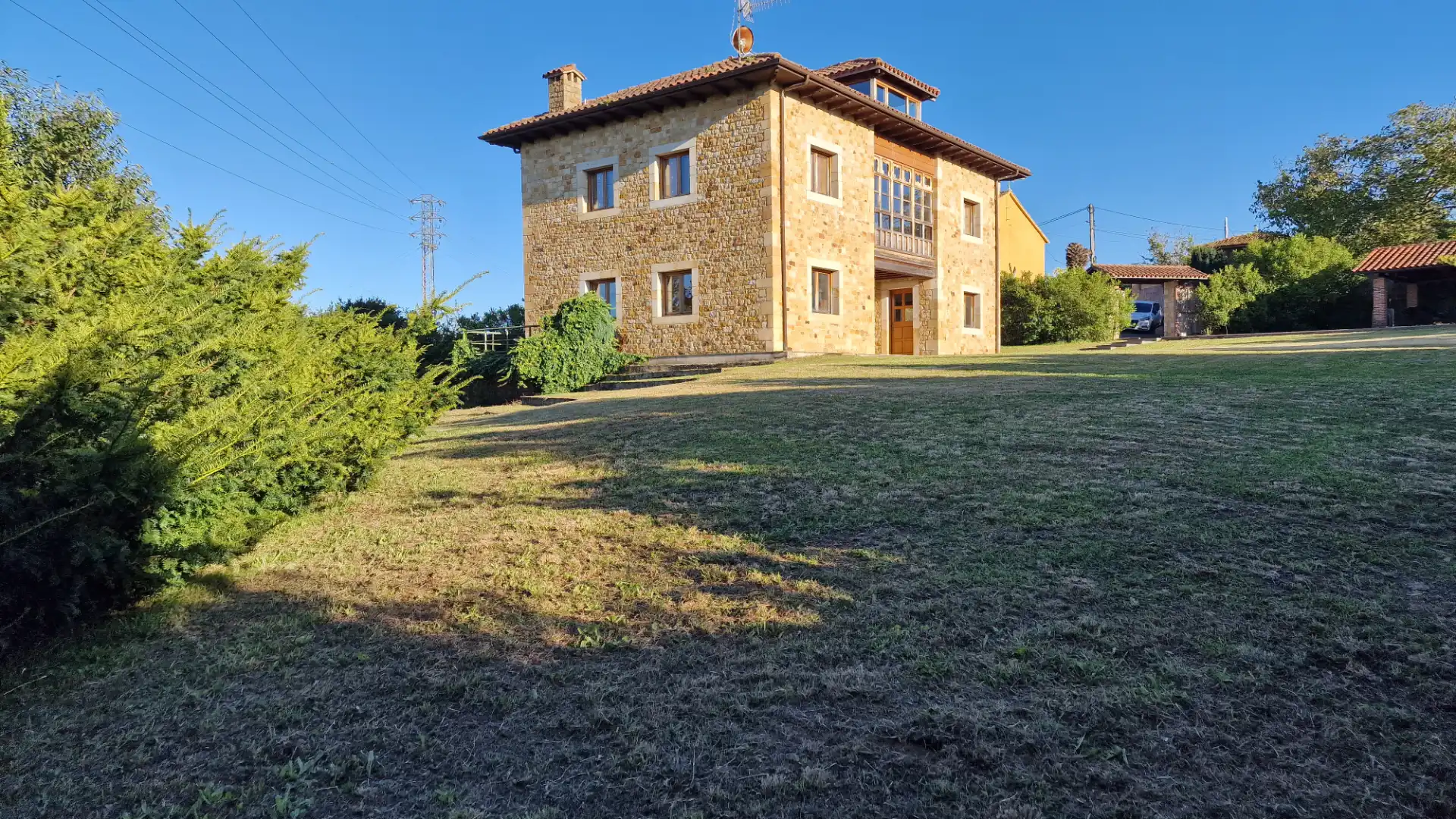 Vista exterior de Casa o xalet en venda en Gijón  amb Calefacció, Jardí privat i Parquet