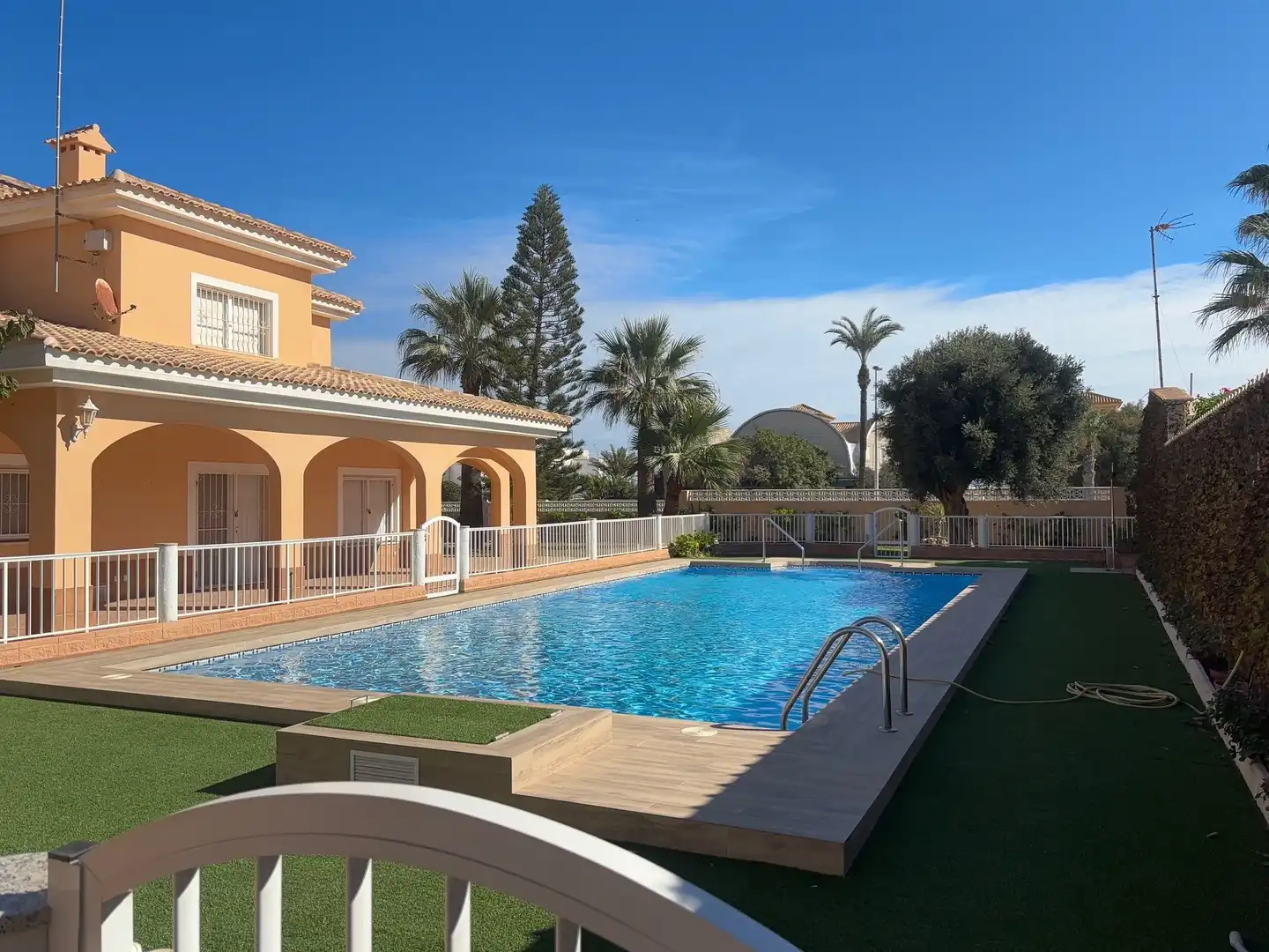 Schwimmbecken von Erdgeschoss zum Verkauf in La Manga del Mar Menor mit Klimaanlage, Privatgarten und Schwimmbad