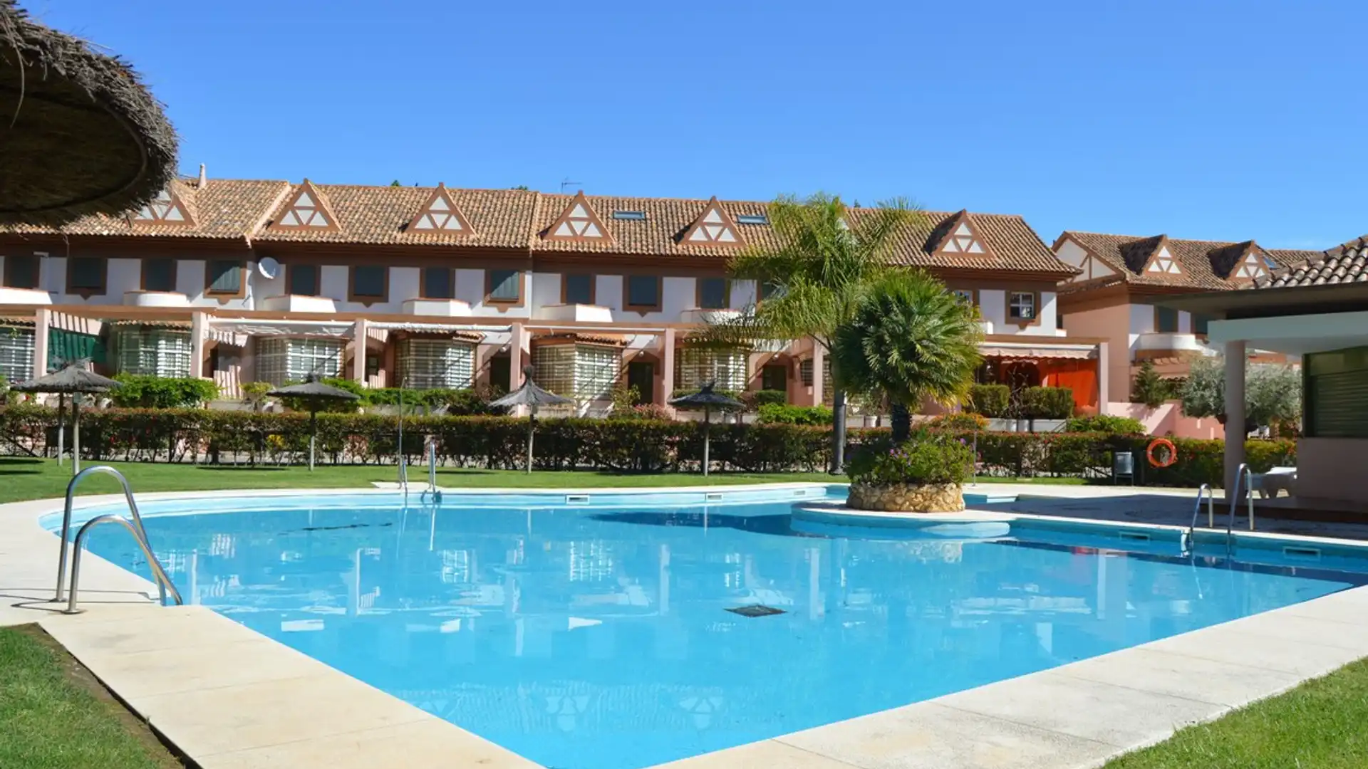 Schwimmbecken von Maisonette zum Verkauf in Islantilla mit Klimaanlage, Terrasse und Abstellraum