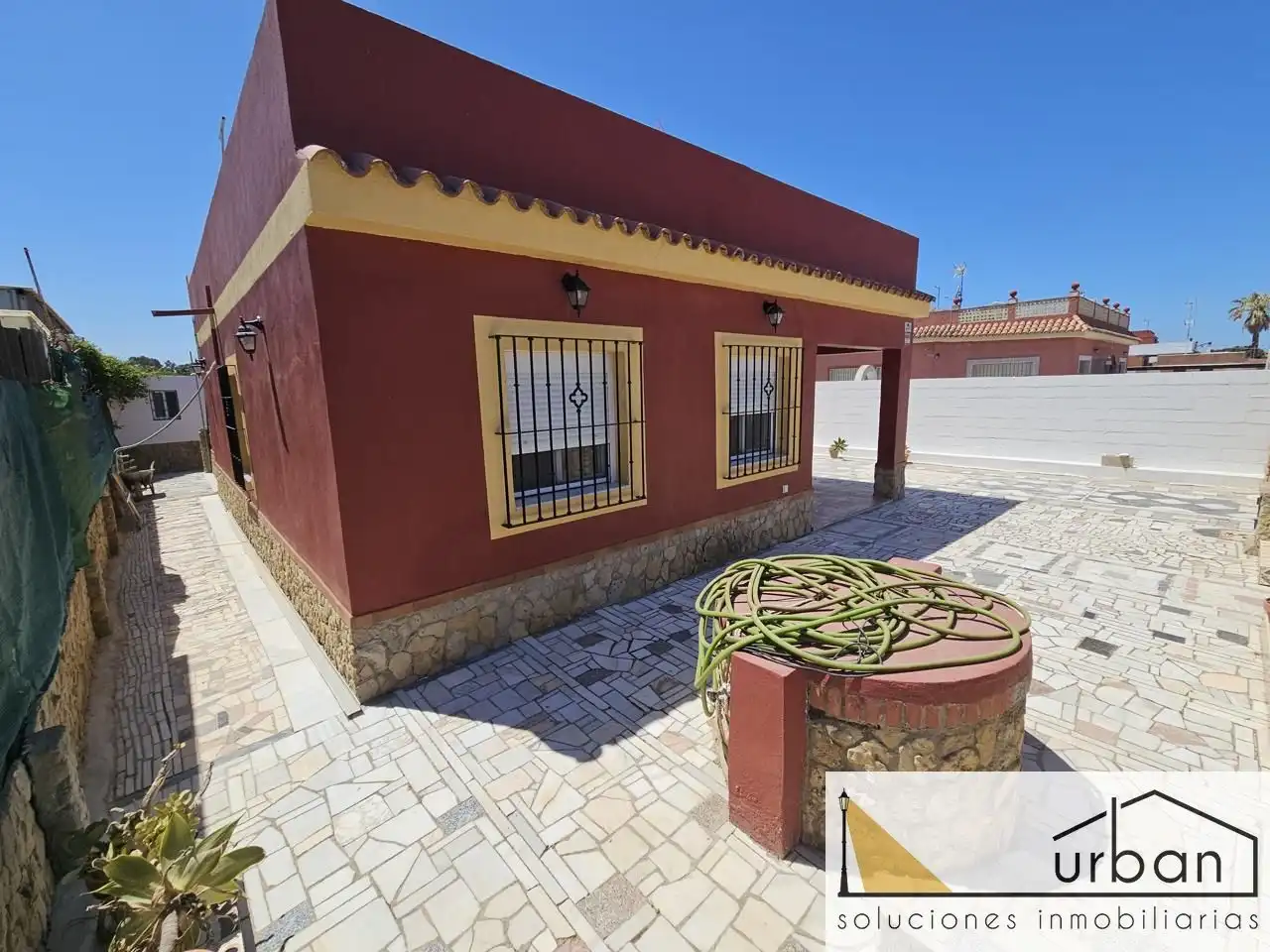 Vista exterior de Finca rústica en venda en Chipiona amb Aire condicionat, Calefacció i Jardí privat