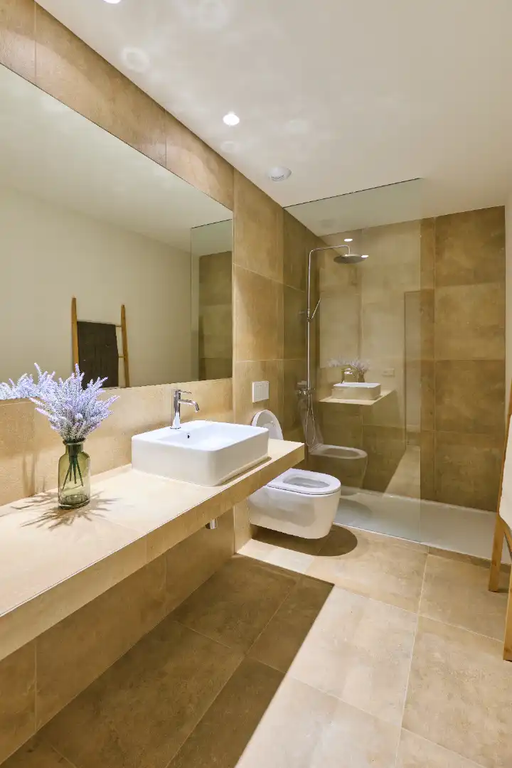 Badezimmer von Wohnung zum Verkauf in Begur mit Klimaanlage, Heizung und Privatgarten