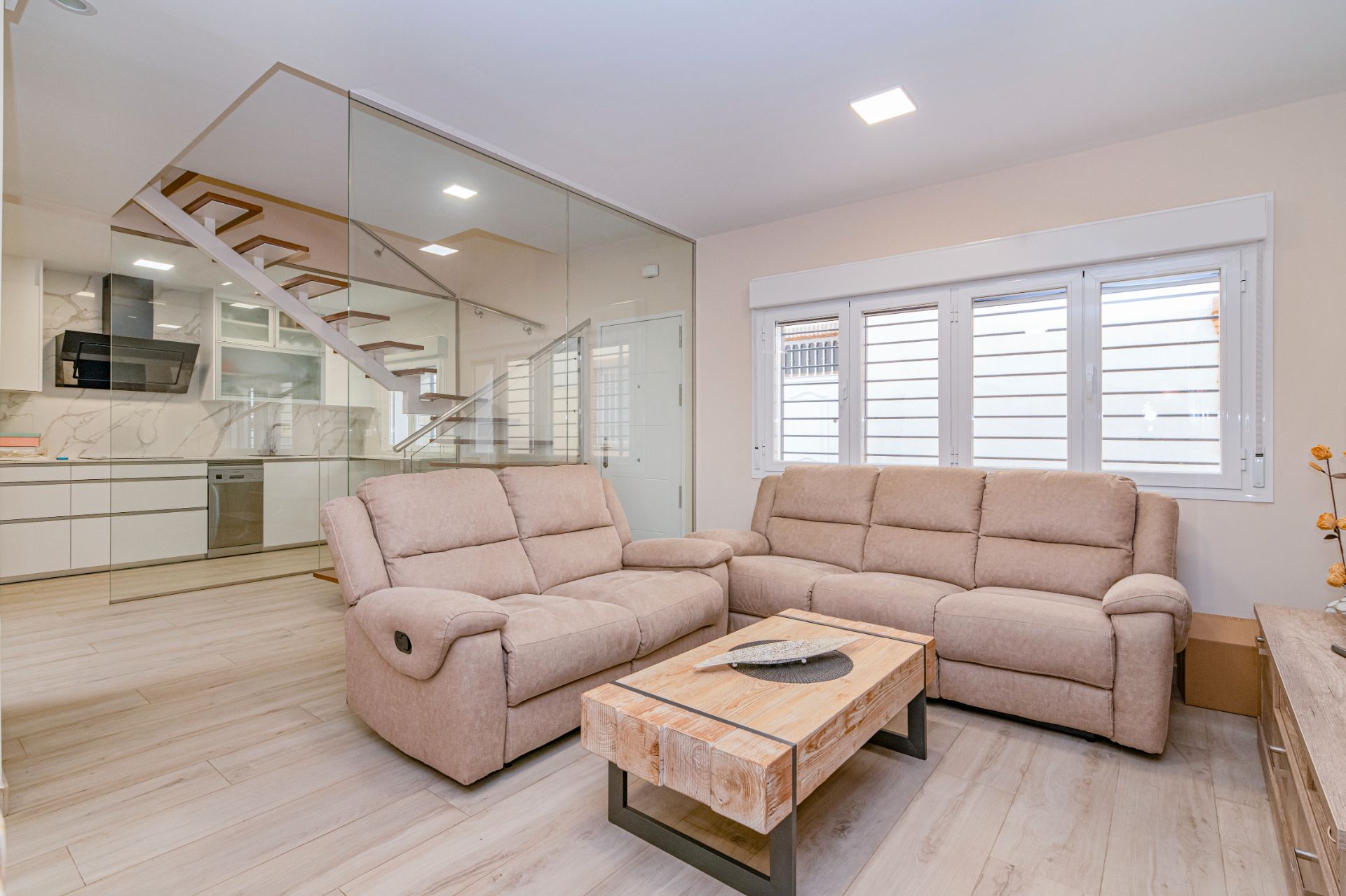 Sala d'estar de Casa adosada en venda en La Zubia amb Terrassa i Balcó