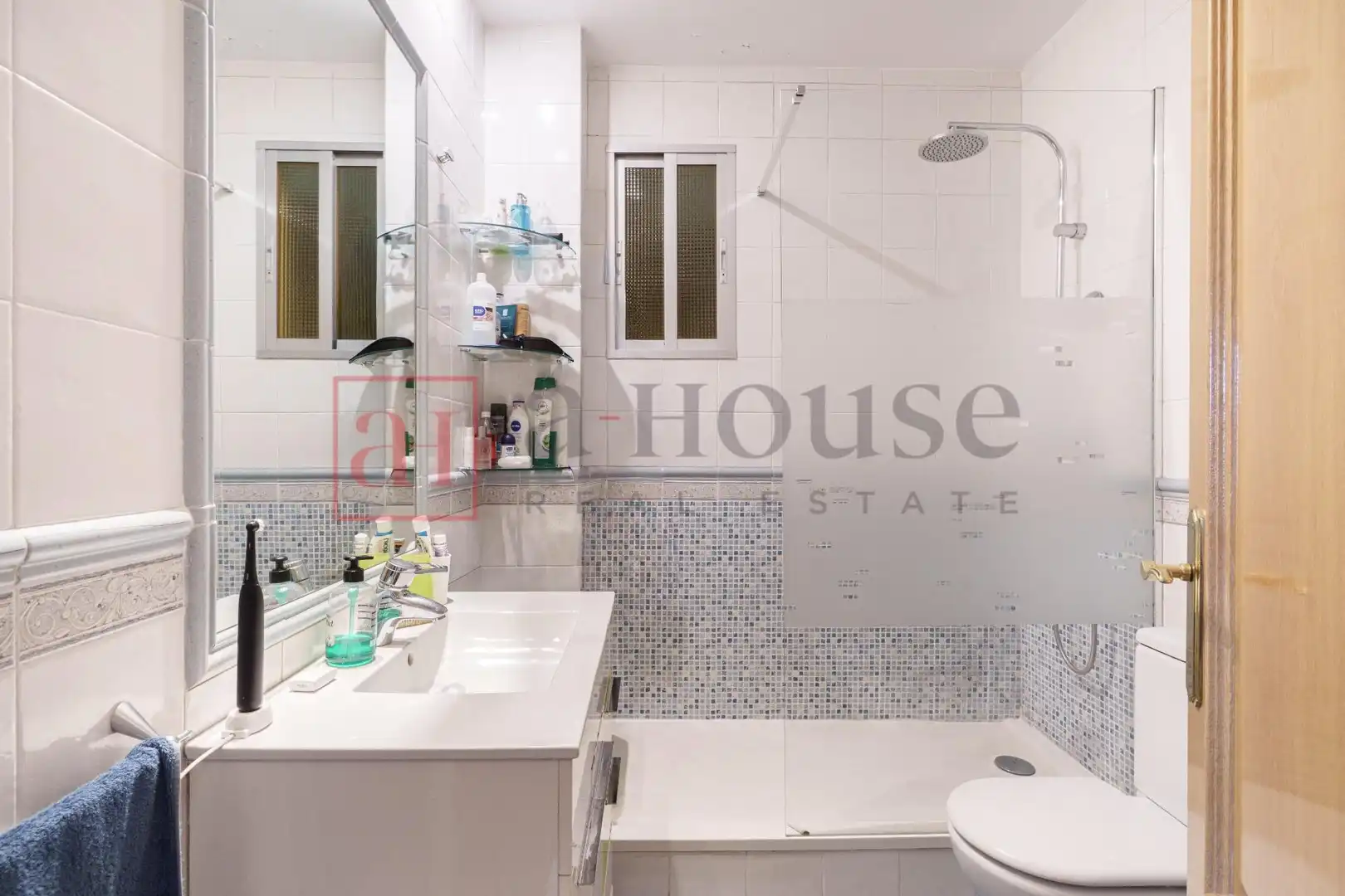 Bathroom of Flat for sale in Madrid  with Air Conditioner, Heating and Parquet flooring