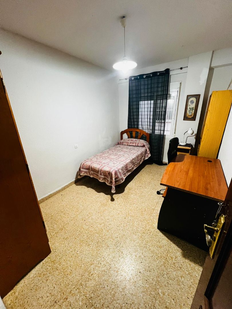 Dormitori de Pis de lloguer en  Granada Capital amb Aire condicionat, Moblat i Forn