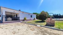 Vista exterior de Casa o xalet en venda en Chiclana de la Frontera amb Jardí privat i Terrassa