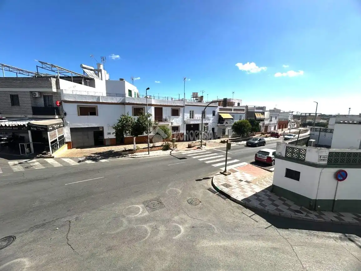 Vista exterior de Casa adosada en venda en Alcalá del Río amb Aire condicionat i Balcó
