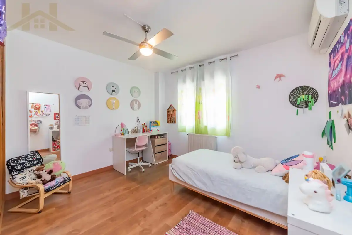Schlafzimmer von Einfamilien-Reihenhaus zum Verkauf in Valdemoro mit Klimaanlage, Heizung und Privatgarten