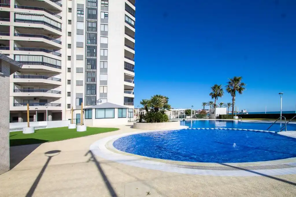 Piscina de Apartament de lloguer en Cullera amb Aire condicionat, Terrassa i Moblat