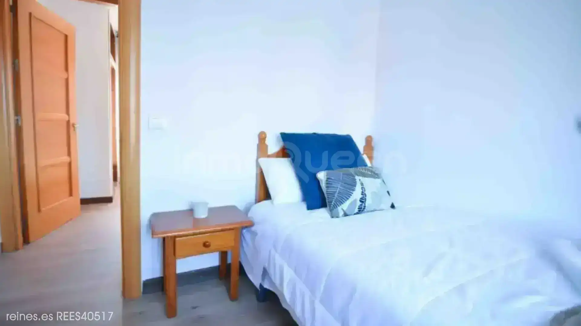Dormitori de Casa o xalet en venda en Val de San Vicente  amb Calefacció, Terrassa i Moblat