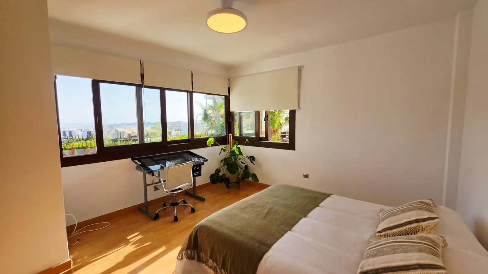 Dormitori de Casa o xalet en venda en Fuengirola amb Aire condicionat, Jardí privat i Terrassa