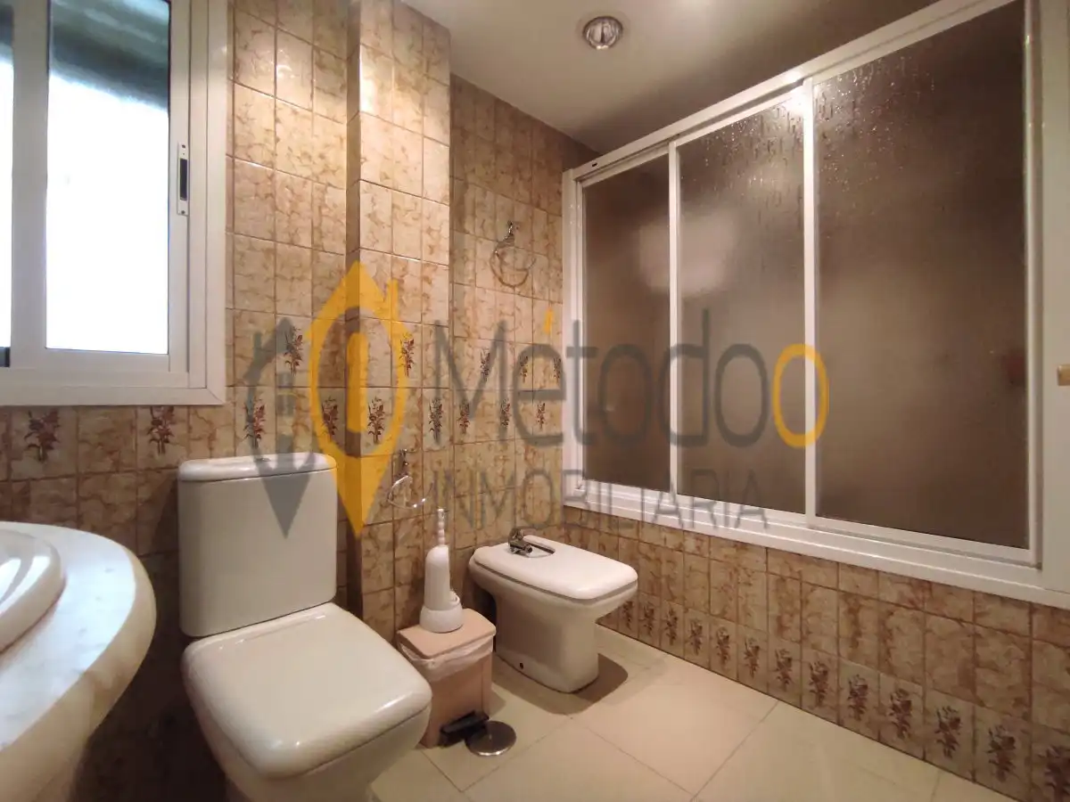 Bathroom of Flat for sale in Sevilla  with Air Conditioner, Terrace and Balcony