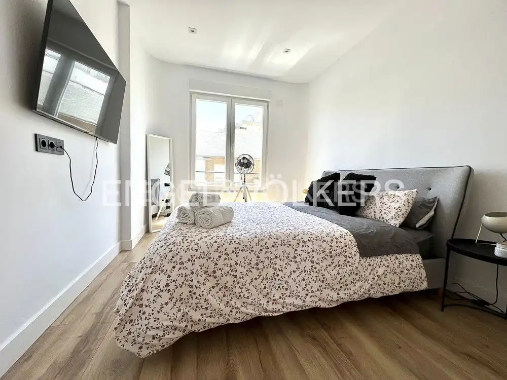 Schlafzimmer von Dachboden zur Miete in Madrid mit Klimaanlage, Heizung und Terrasse