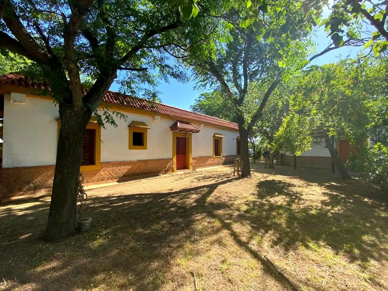 Vista exterior de Casa o xalet en venda en Alcalá de Guadaira amb Jardí privat, Terrassa i Piscina