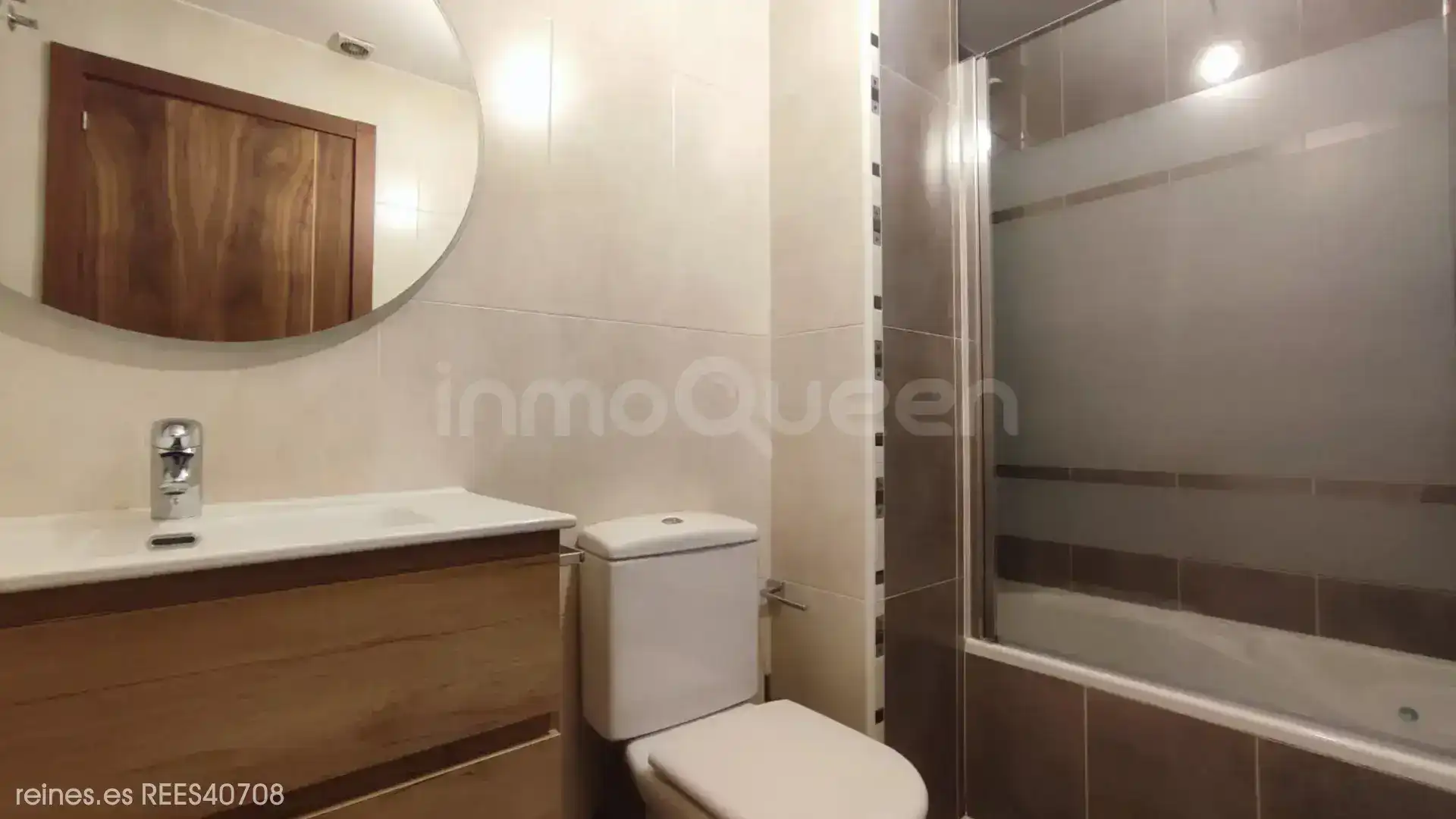 Bany de Pis en venda en Oviedo  amb Calefacció