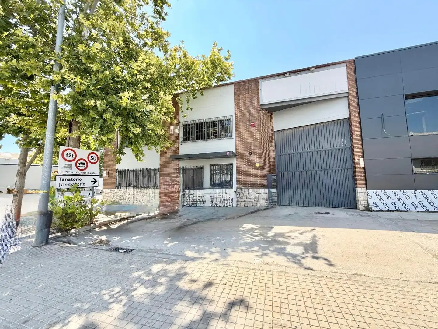 Vista exterior de Nave industrial de alquiler en Alaquàs