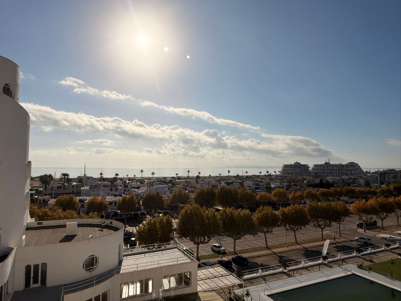 Vista exterior de Àtic en venda en Empuriabrava amb Aire condicionat, Calefacció i Jardí privat