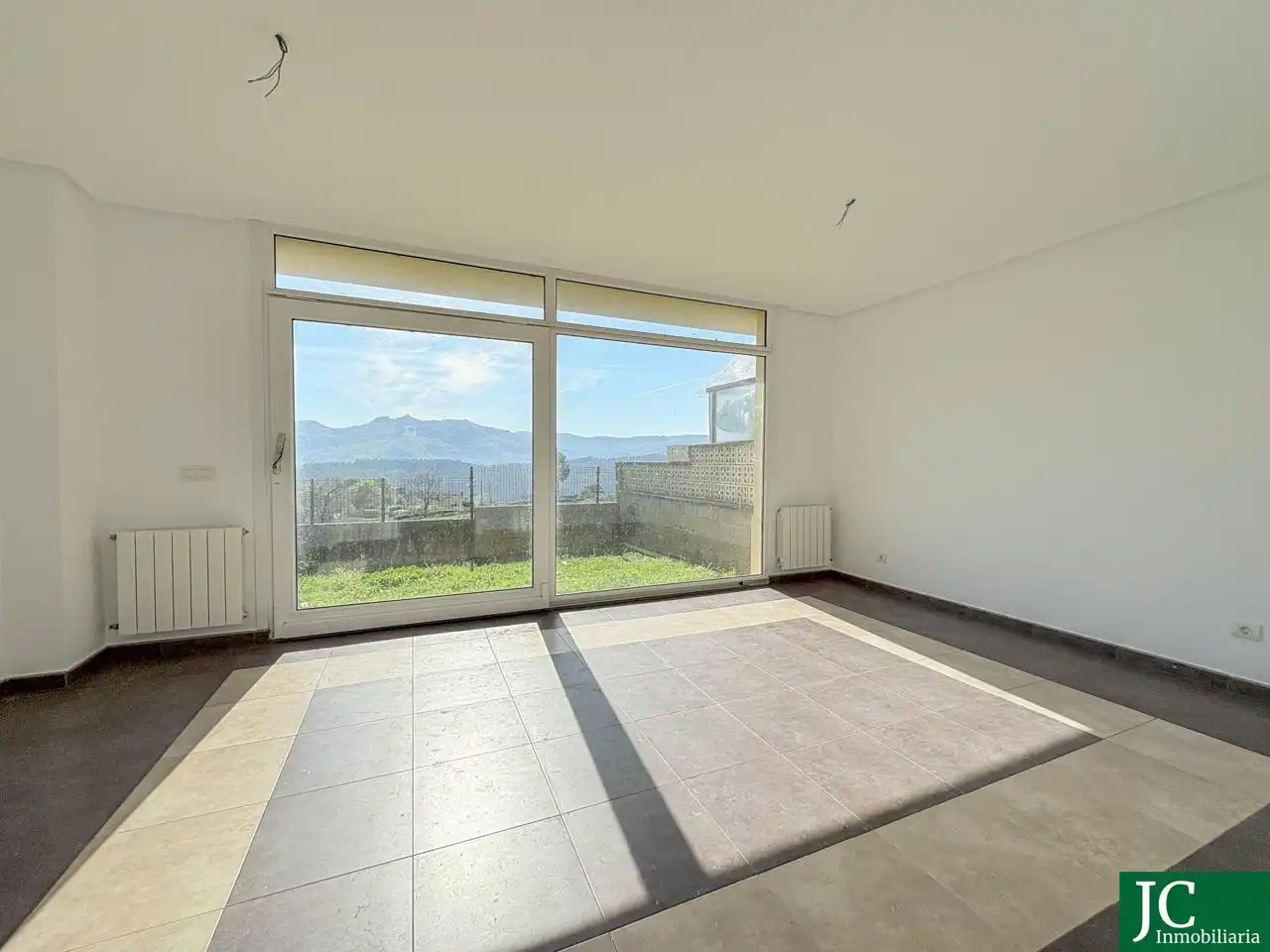 Sala d'estar de Casa adosada en venda en Ampuero amb Calefacció, Jardí privat i Terrassa