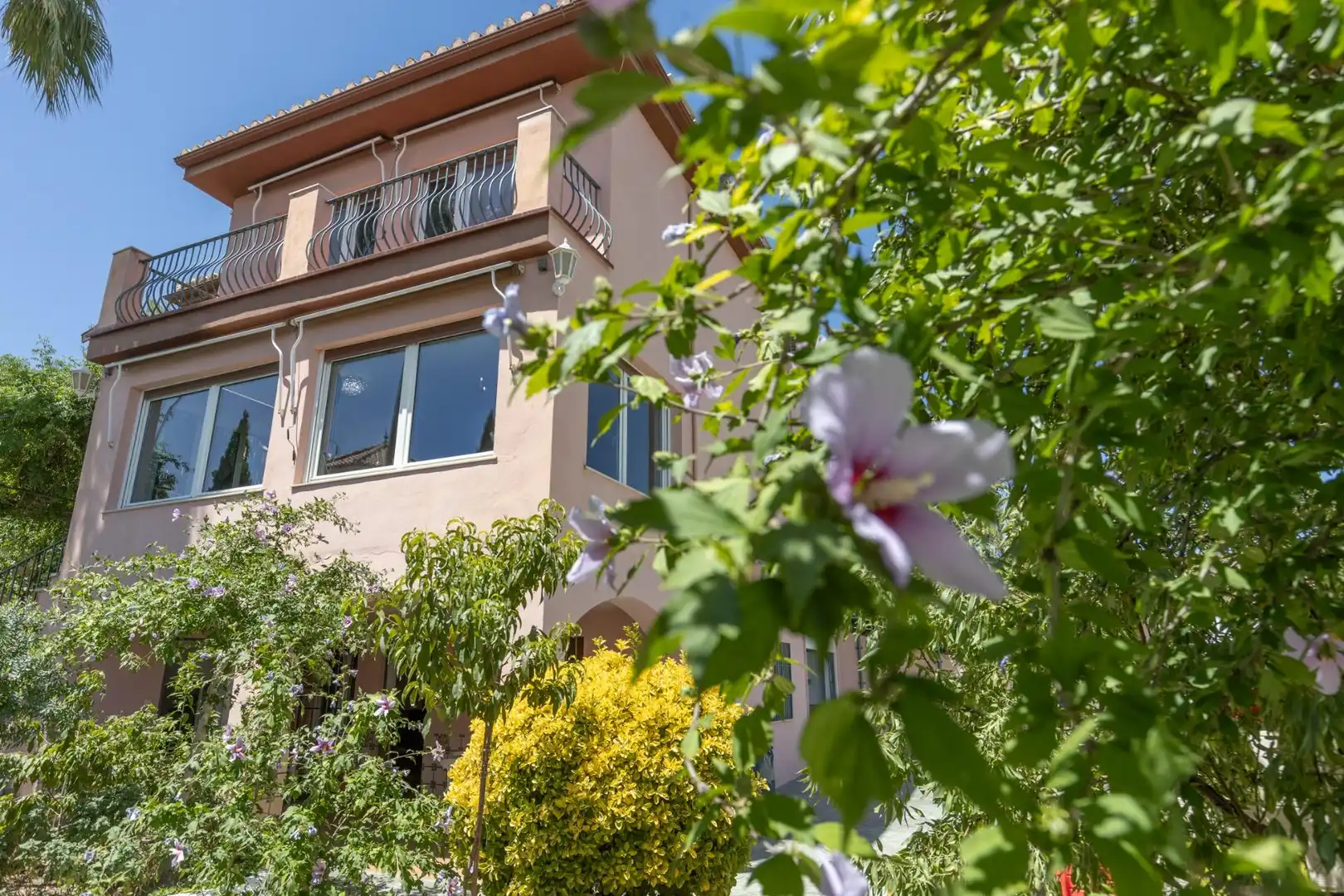 Vista exterior de Casa o xalet en venda en Las Gabias amb Piscina comunitària